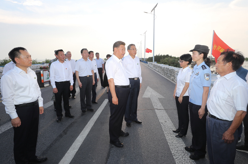 8月18日至21日，中共中央总书记、国家主席、中央军委主席习近平在安徽省考察。这是19日下午，习近平在合肥市肥东县十八联圩生态湿地蓄洪区巢湖大堤上，亲切看望慰问在防汛抗洪救灾斗争中牺牲同志的家属。